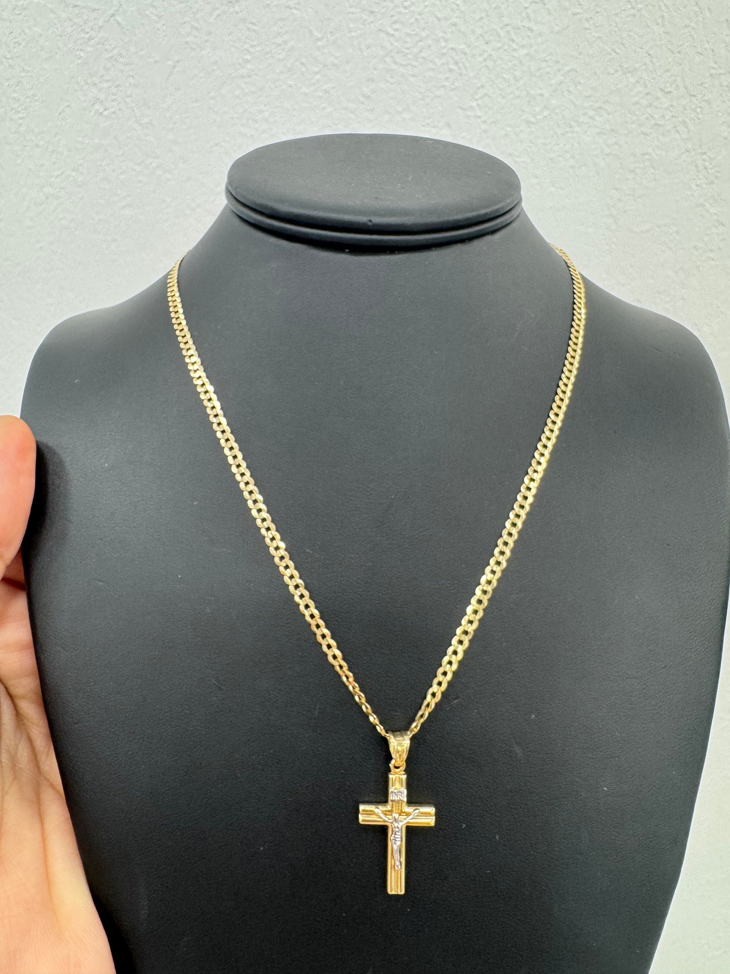 Cadena con cruz.