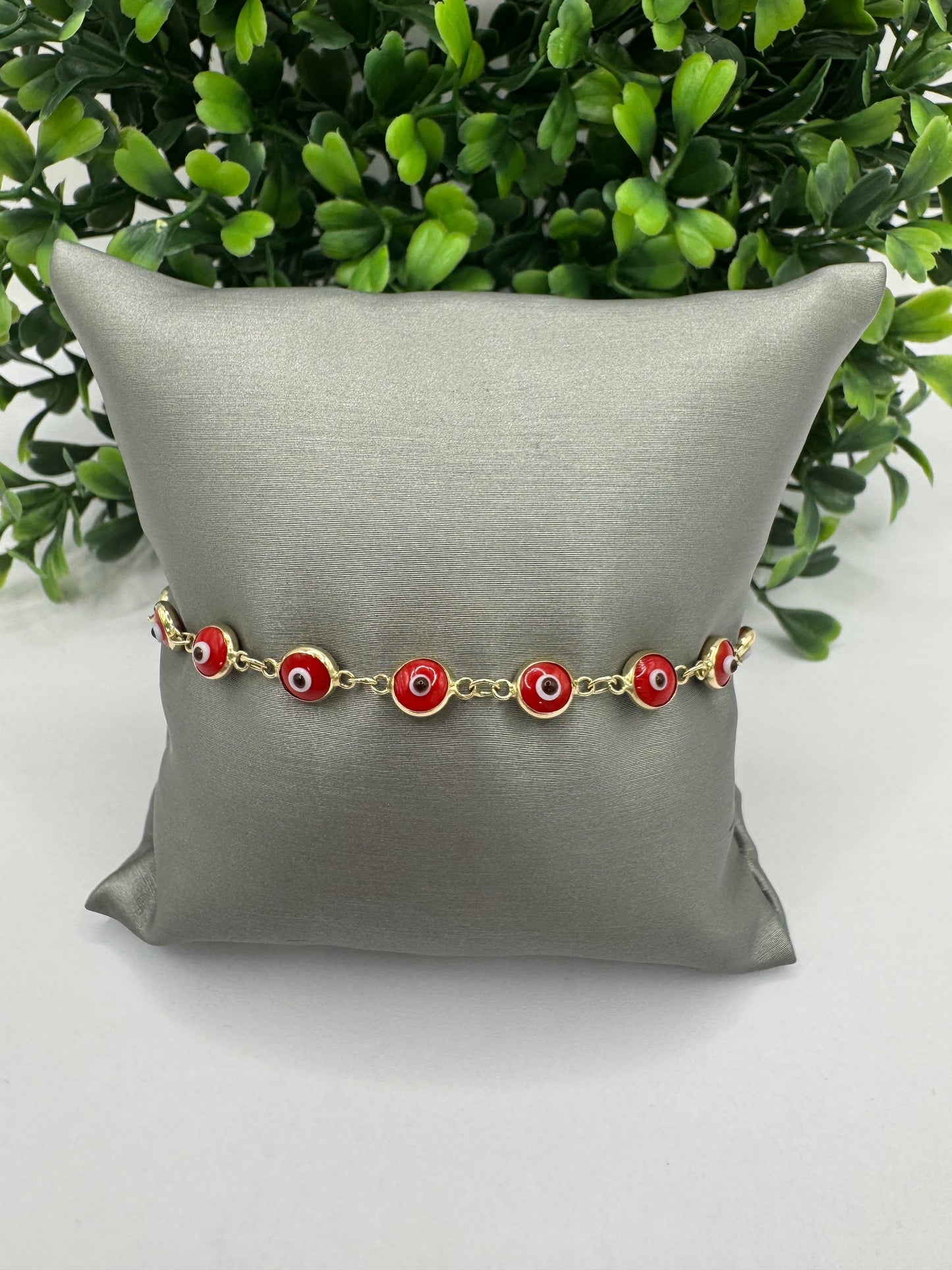 Pulsera de ojitos rojos.