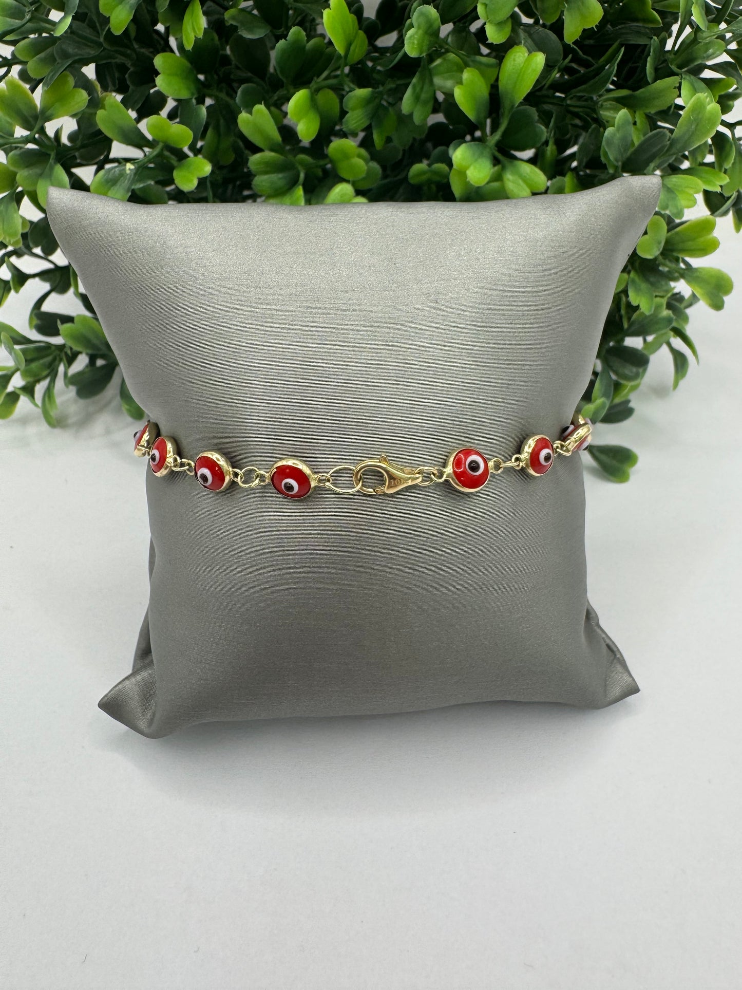 Pulsera de ojitos rojos.