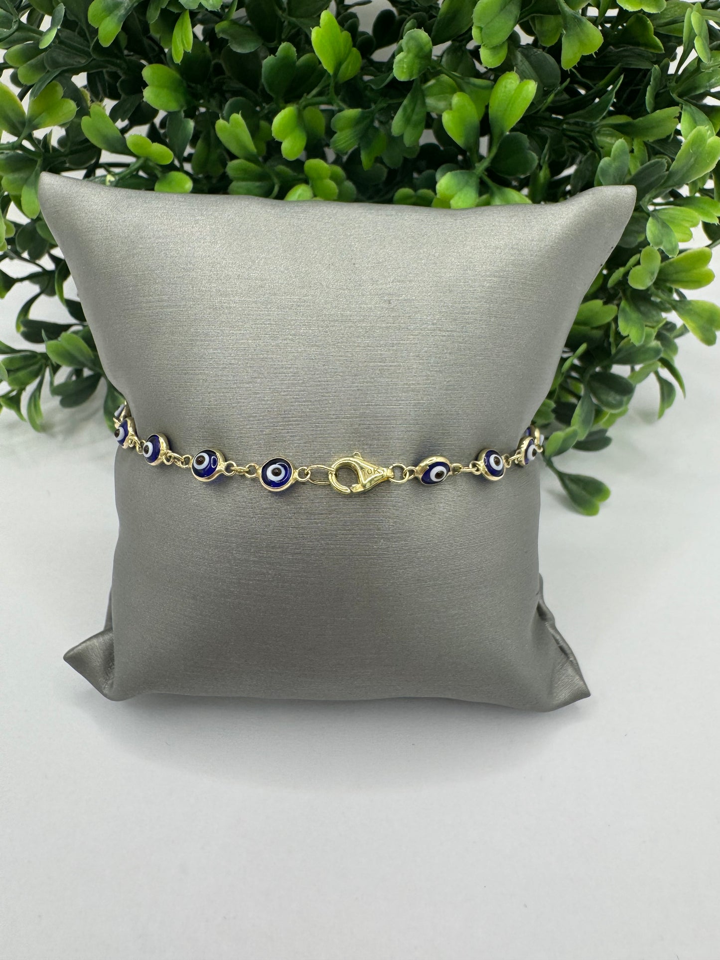 Pulsera de ojitos azules.