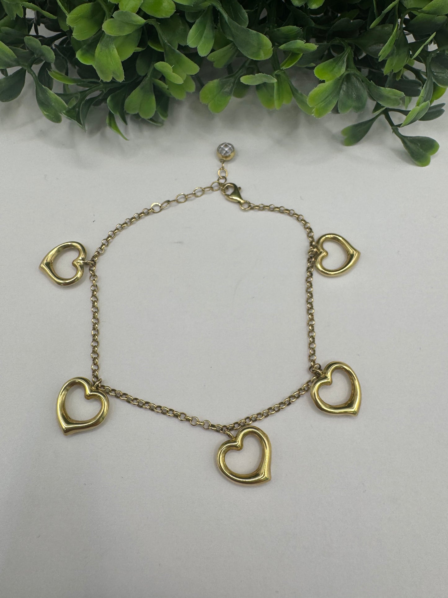 Pulsera rolo con corazones colgantes.
