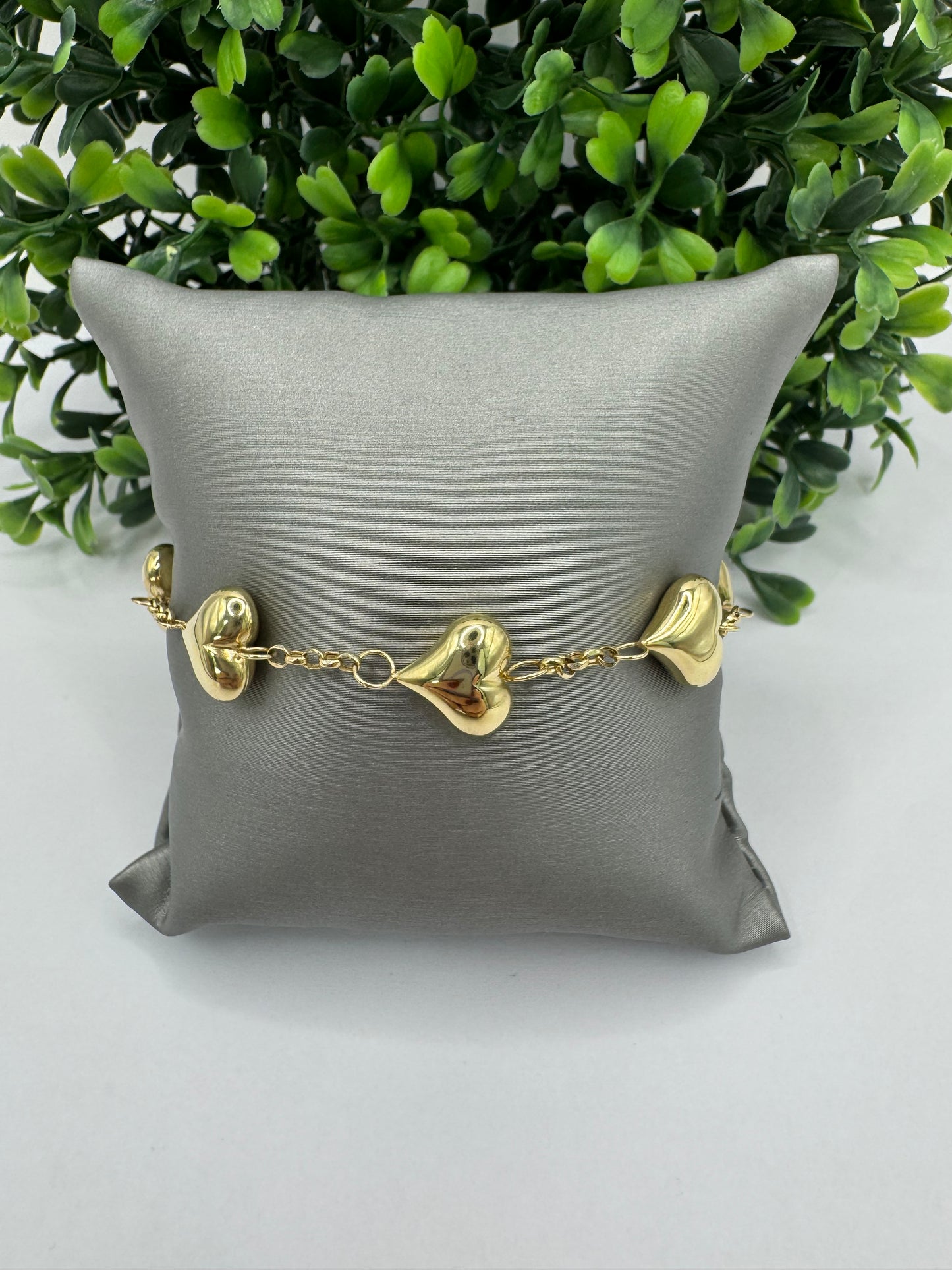 Pulsera rolo y corazones inflados.