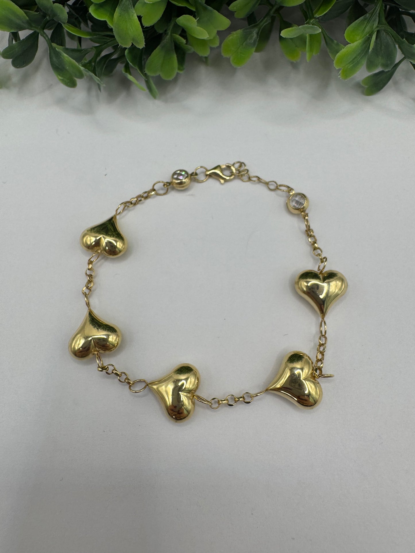 Pulsera rolo y corazones inflados.