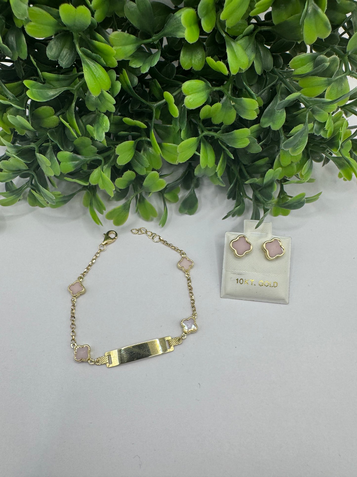 Pulsera y Aretes.