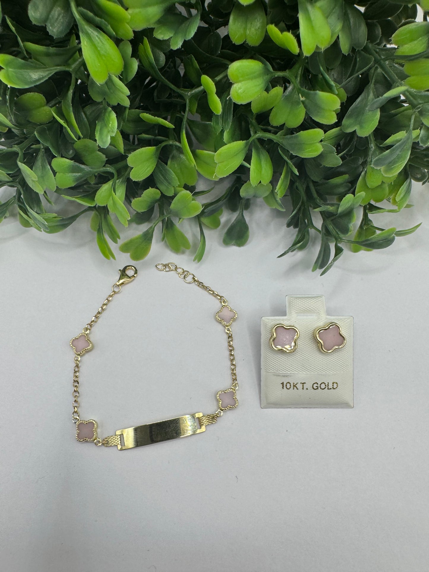 Pulsera y Aretes.