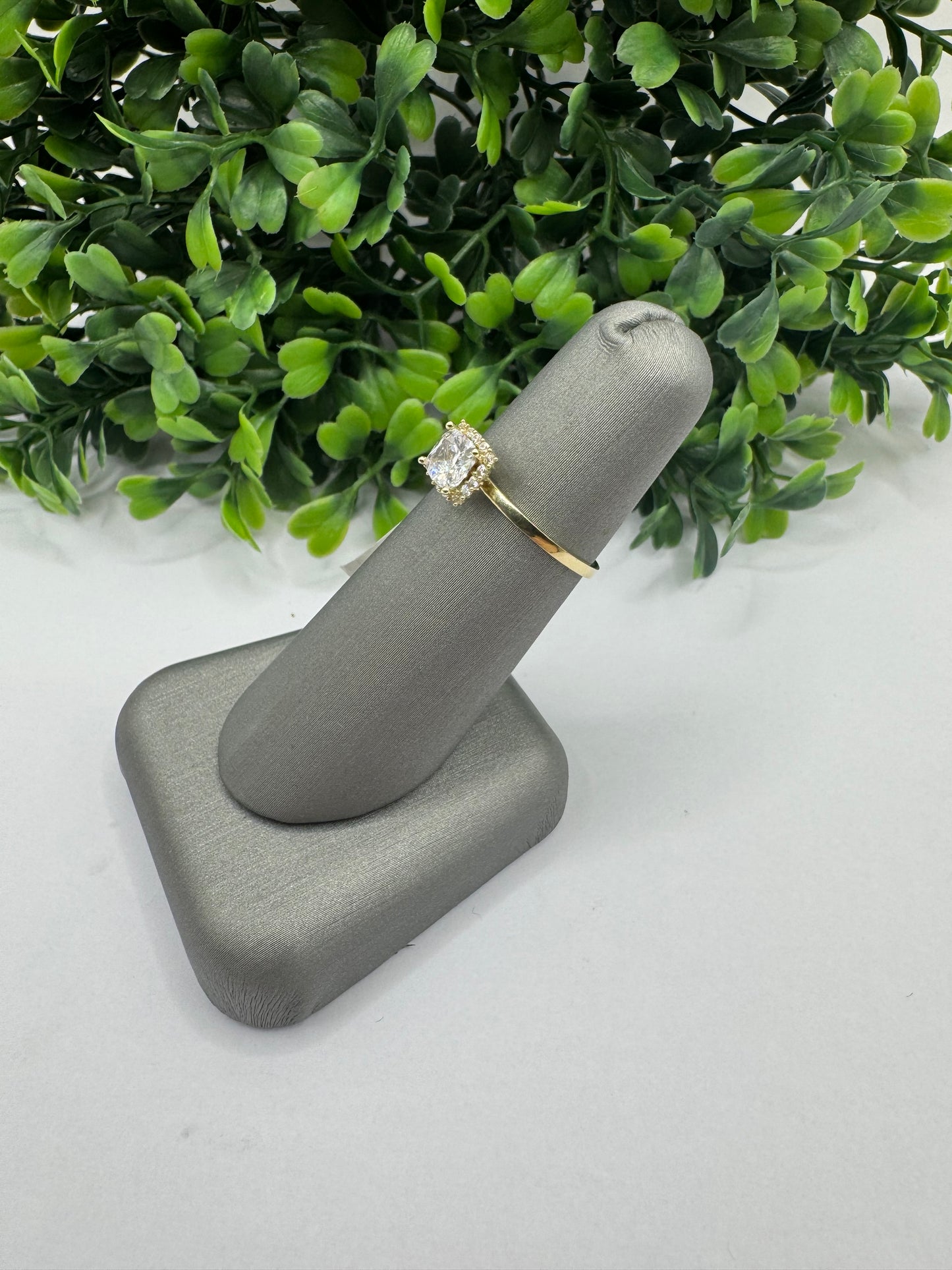 Anillo de zirconia cuadrada.