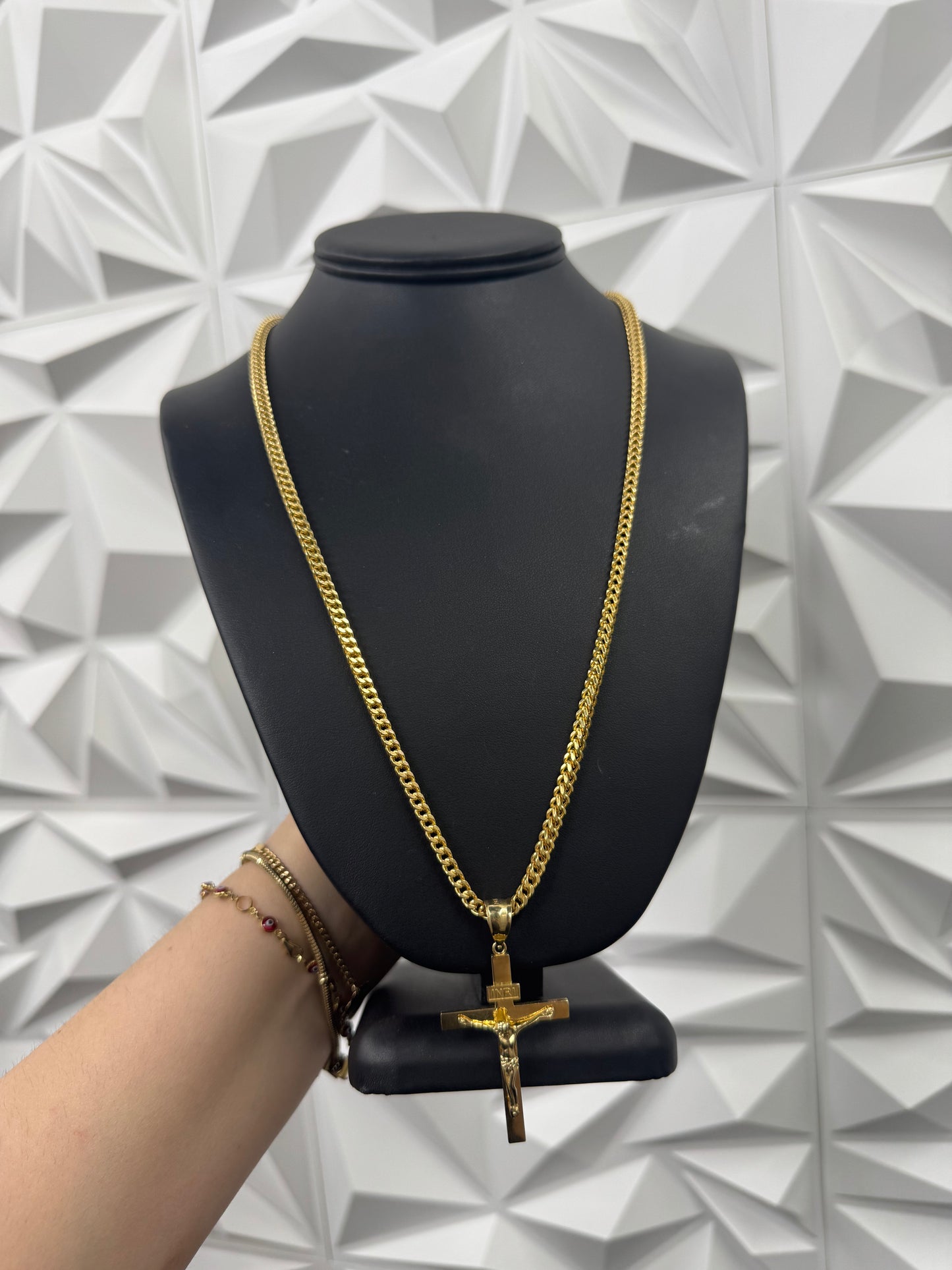 Cadena franco con crucifijo.