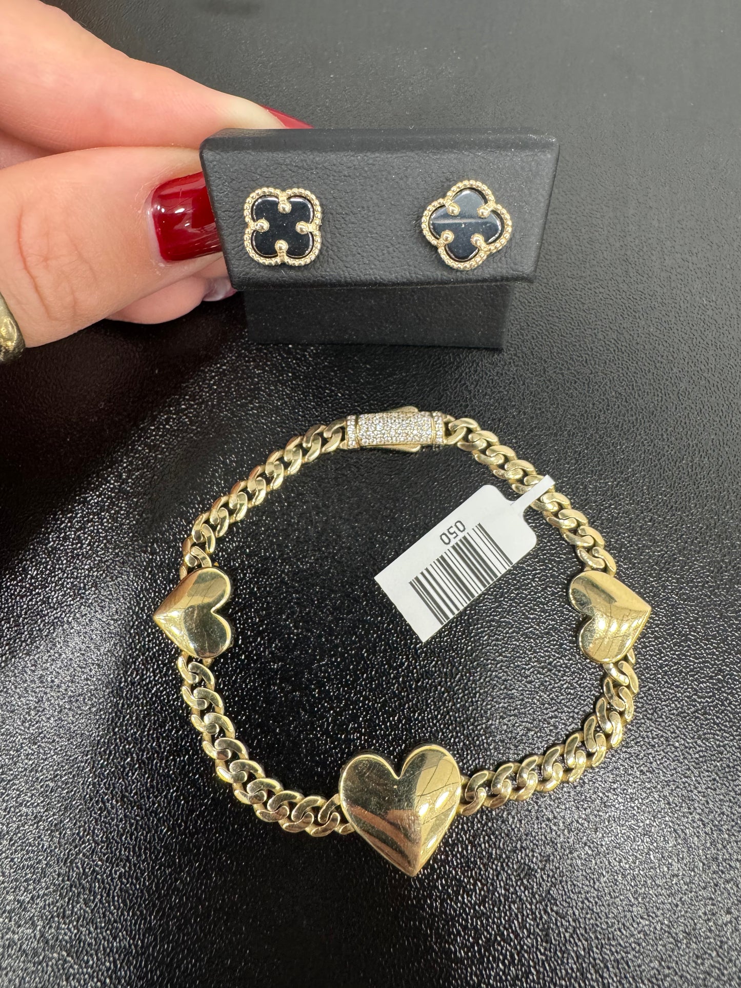 Pulsera  y aretes.