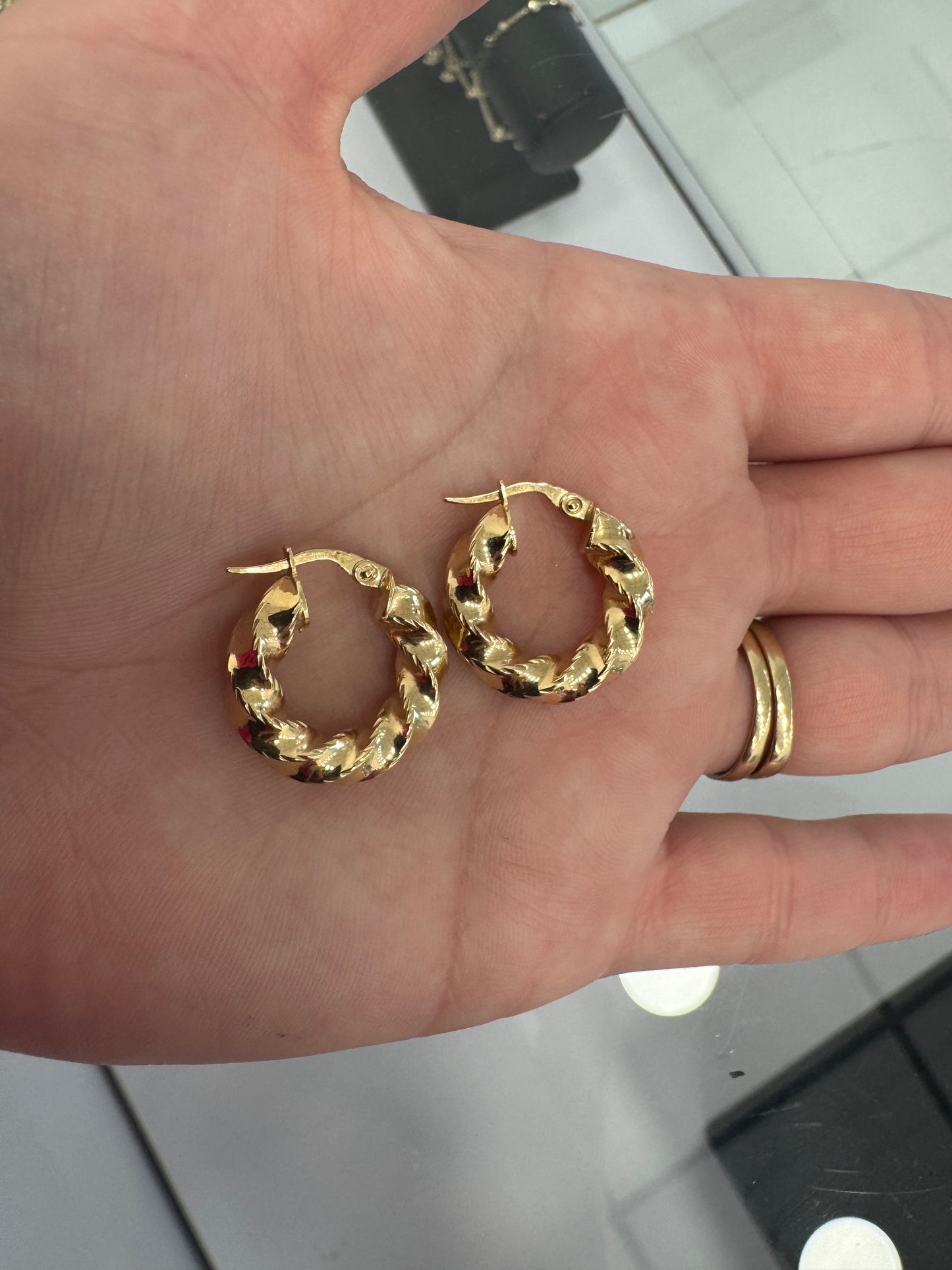 Argollas torcidas.