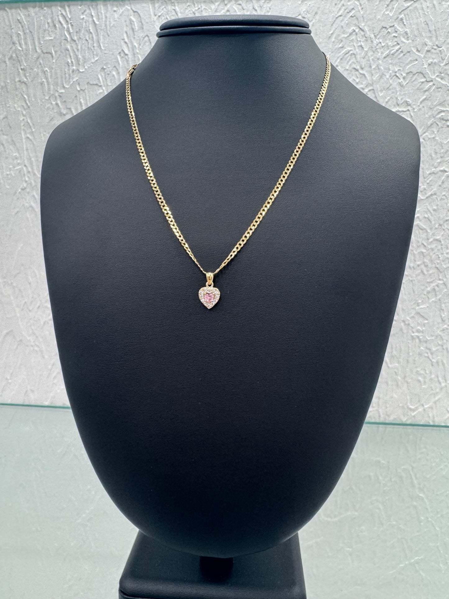 Cadena con corazón.
