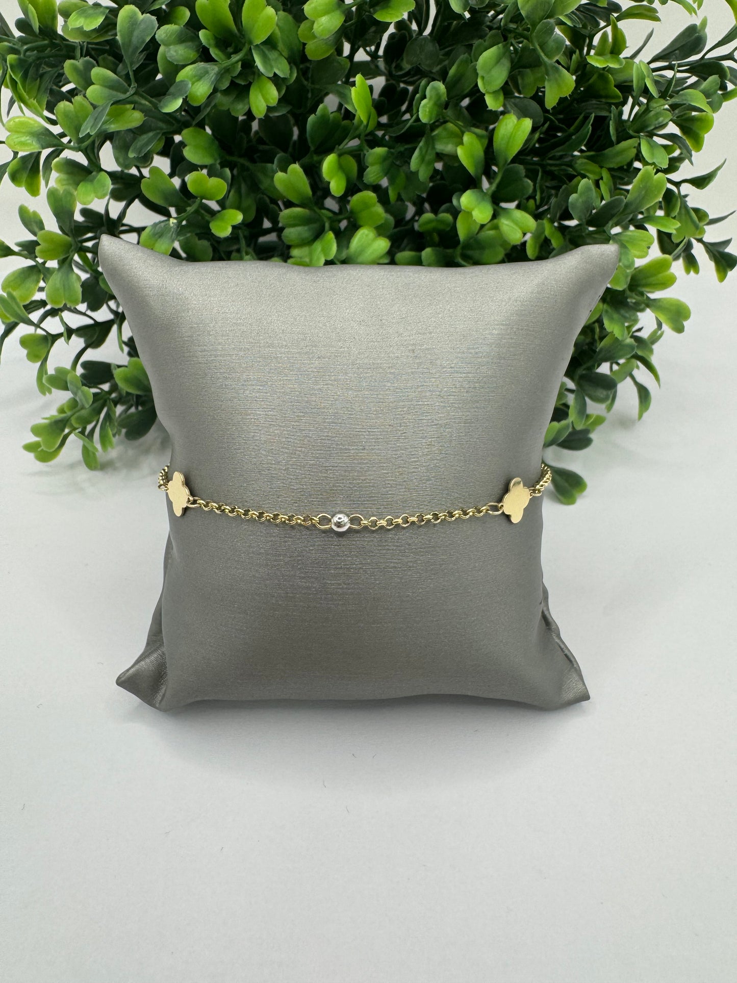 Pulsera rolo y clover dorados.