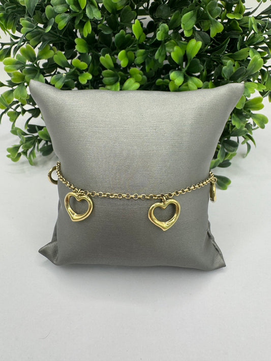 Pulsera rolo con corazones colgantes.
