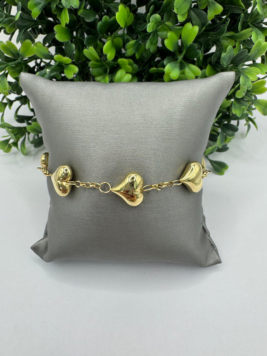 Pulsera rolo y corazones inflados.