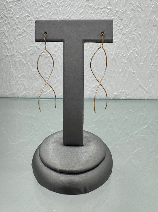 Aretes largos.