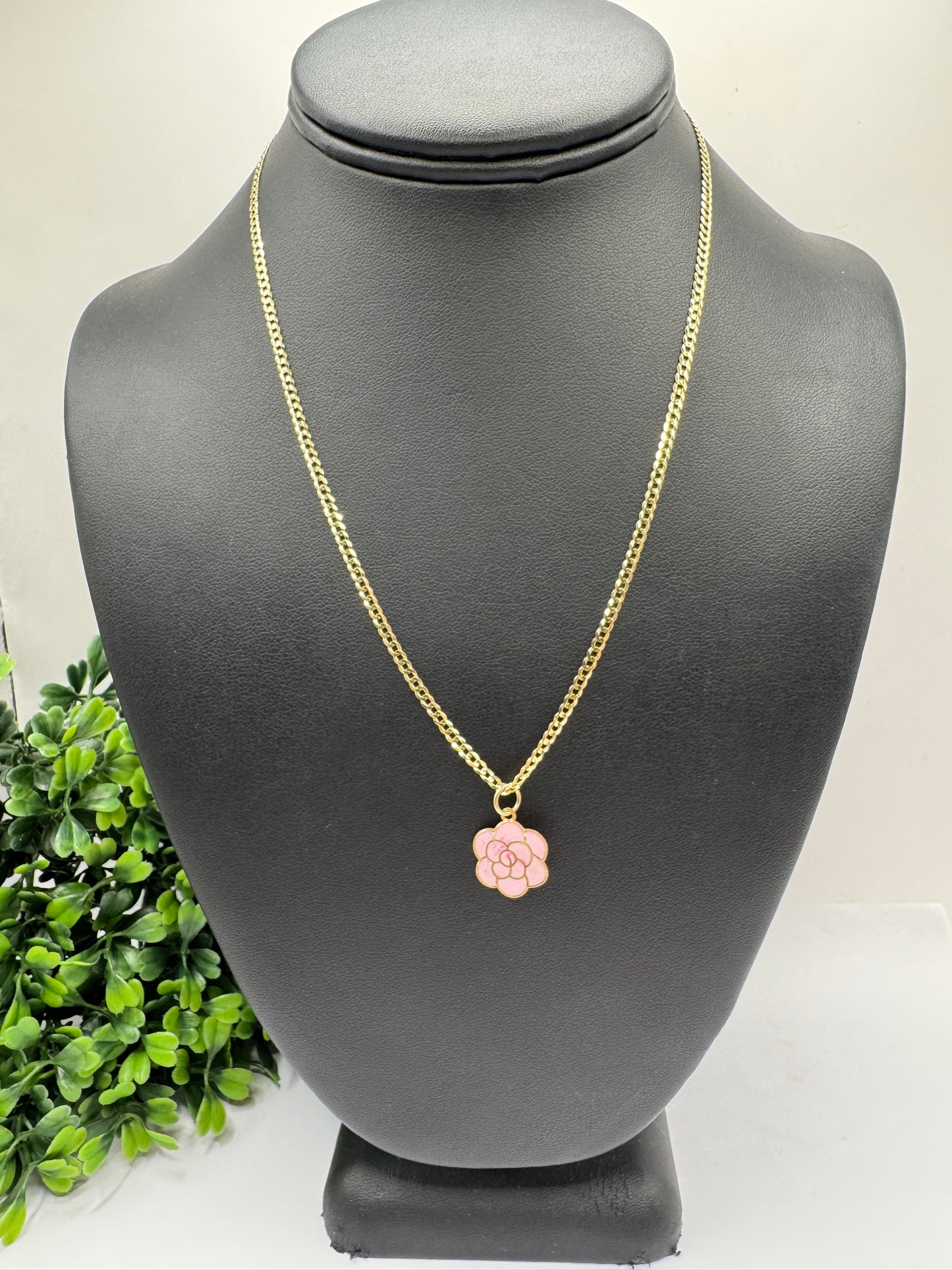 Cadena corte brillo con dije de flor.