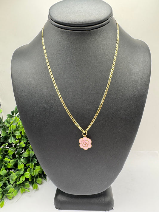 Cadena corte brillo con dije de flor.