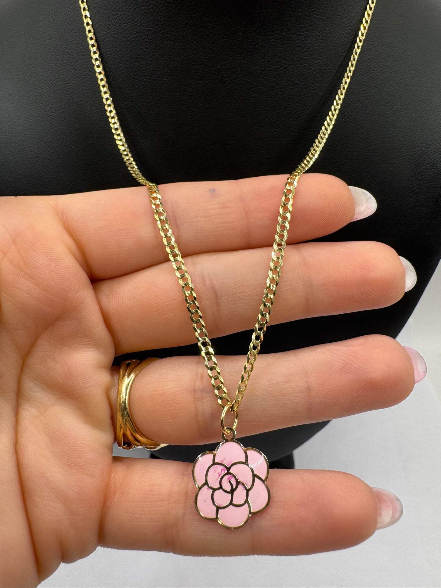 Cadena corte brillo con dije de flor.