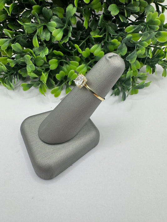 Anillo de zirconia cuadrada.